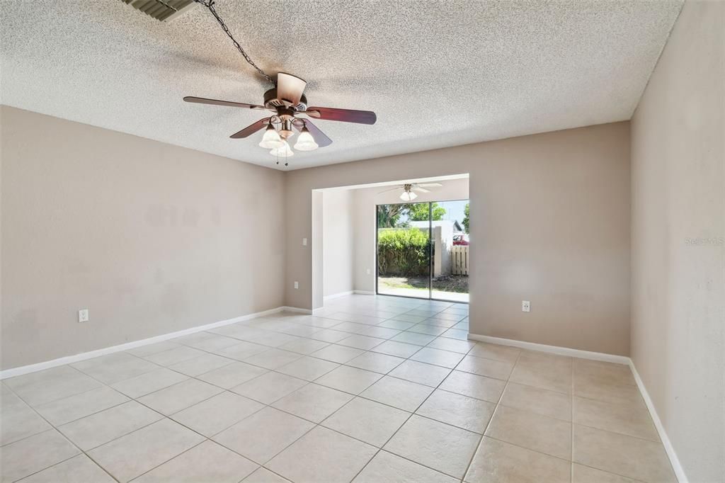 Active With Contract: $159,900 (2 beds, 1 baths, 1248 Square Feet)