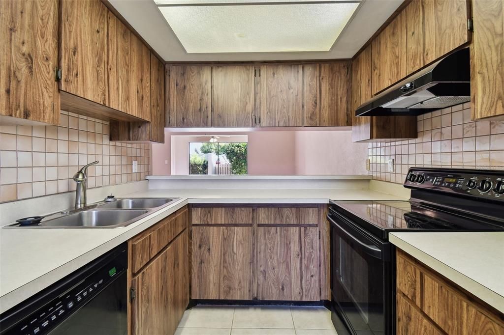 Active With Contract: $159,900 (2 beds, 1 baths, 1248 Square Feet)