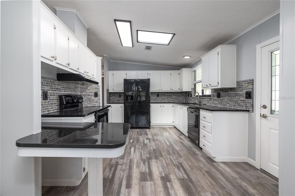 合同活跃: $225,000 (2 贝兹, 2 浴室, 1080 平方英尺)