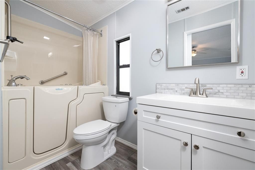 合同活跃: $225,000 (2 贝兹, 2 浴室, 1080 平方英尺)