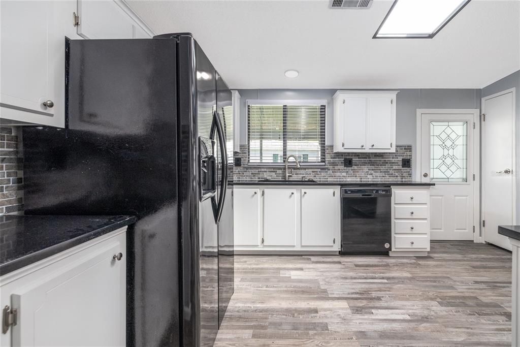 合同活跃: $225,000 (2 贝兹, 2 浴室, 1080 平方英尺)