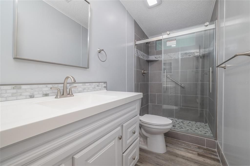 合同活跃: $225,000 (2 贝兹, 2 浴室, 1080 平方英尺)