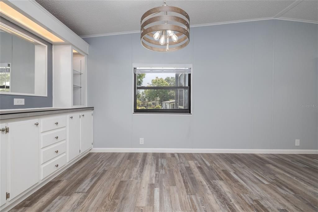 合同活跃: $225,000 (2 贝兹, 2 浴室, 1080 平方英尺)