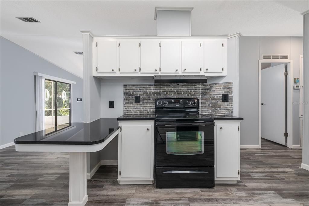 合同活跃: $225,000 (2 贝兹, 2 浴室, 1080 平方英尺)