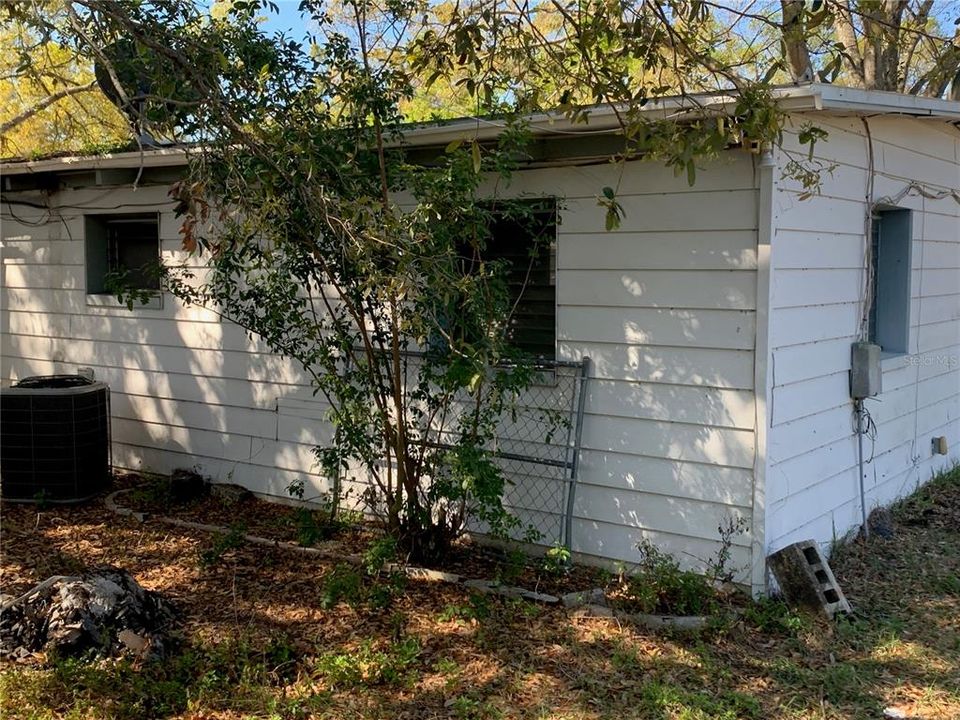 合同活跃: $74,900 (3 贝兹, 1 浴室, 1196 平方英尺)