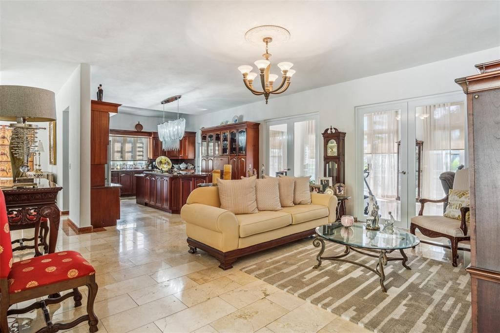 En Venta: $1,250,000 (6 camas, 5 baños, 6011 Pies cuadrados)