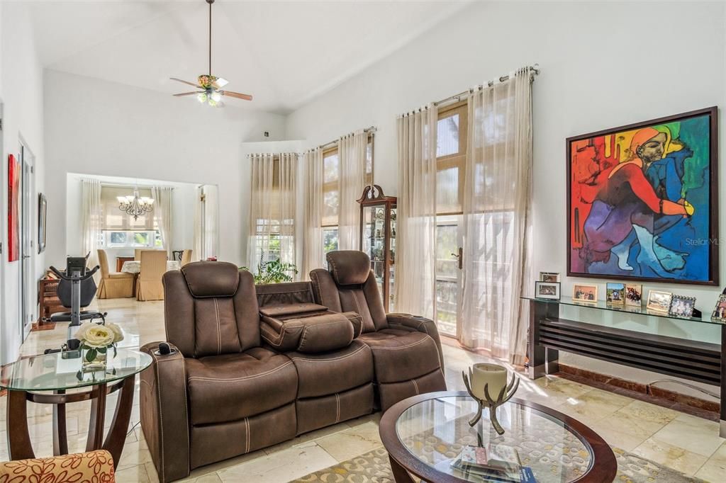 En Venta: $1,250,000 (6 camas, 5 baños, 6011 Pies cuadrados)