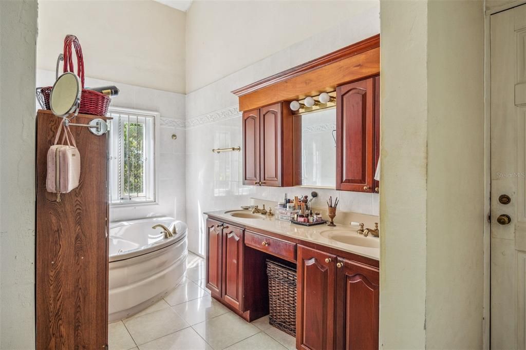 En Venta: $1,250,000 (6 camas, 5 baños, 6011 Pies cuadrados)