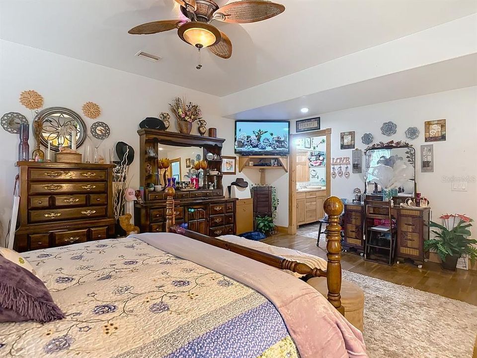 Activo con contrato: $569,900 (3 camas, 3 baños, 2912 Pies cuadrados)