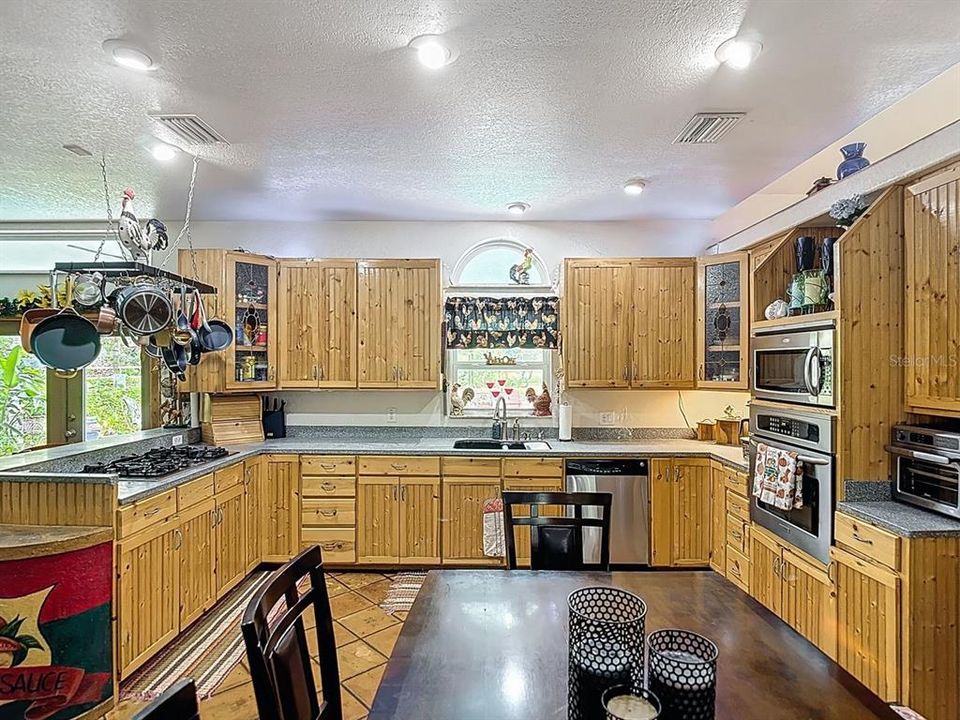 Activo con contrato: $569,900 (3 camas, 3 baños, 2912 Pies cuadrados)