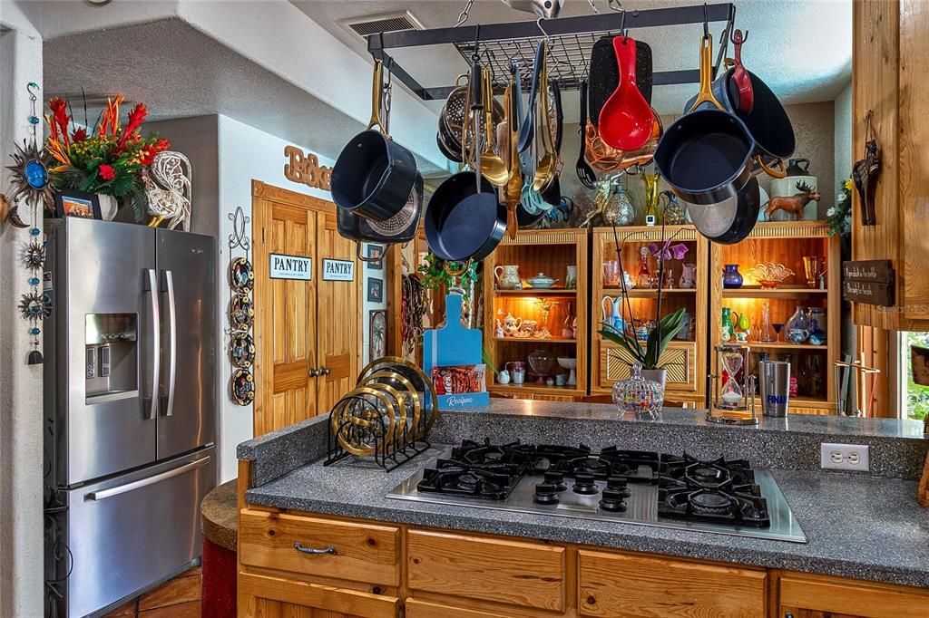 Activo con contrato: $569,900 (3 camas, 3 baños, 2912 Pies cuadrados)