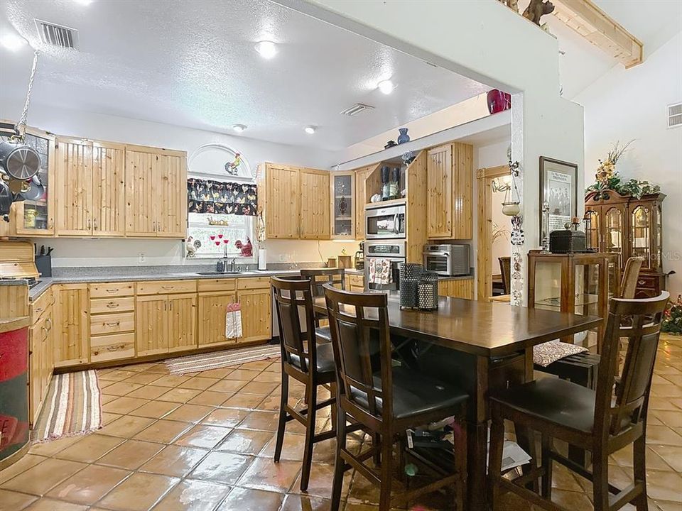 Activo con contrato: $569,900 (3 camas, 3 baños, 2912 Pies cuadrados)