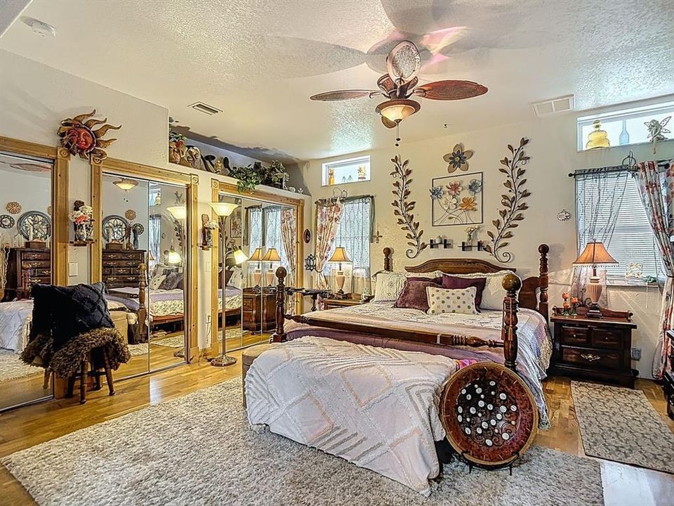 Activo con contrato: $569,900 (3 camas, 3 baños, 2912 Pies cuadrados)