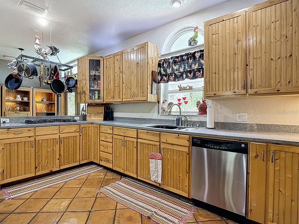 Activo con contrato: $569,900 (3 camas, 3 baños, 2912 Pies cuadrados)