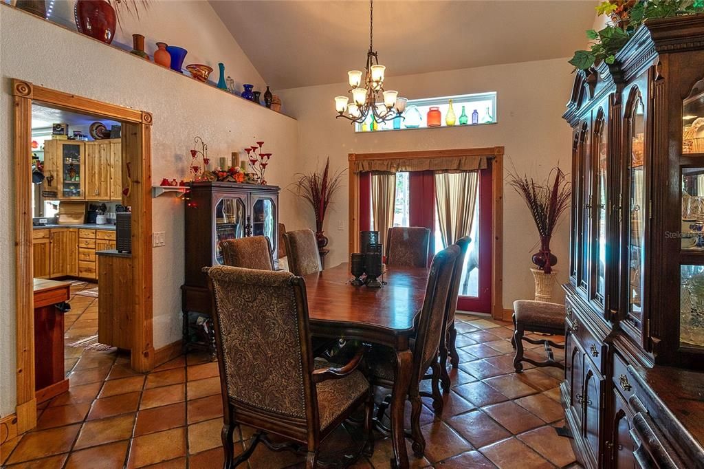 Activo con contrato: $569,900 (3 camas, 3 baños, 2912 Pies cuadrados)