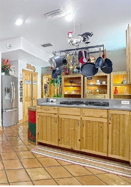 Activo con contrato: $569,900 (3 camas, 3 baños, 2912 Pies cuadrados)