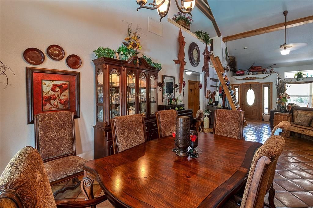 Activo con contrato: $569,900 (3 camas, 3 baños, 2912 Pies cuadrados)