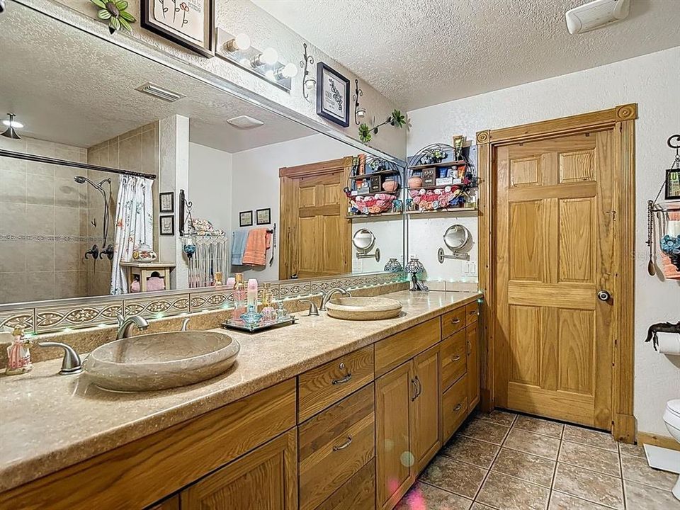 Activo con contrato: $569,900 (3 camas, 3 baños, 2912 Pies cuadrados)