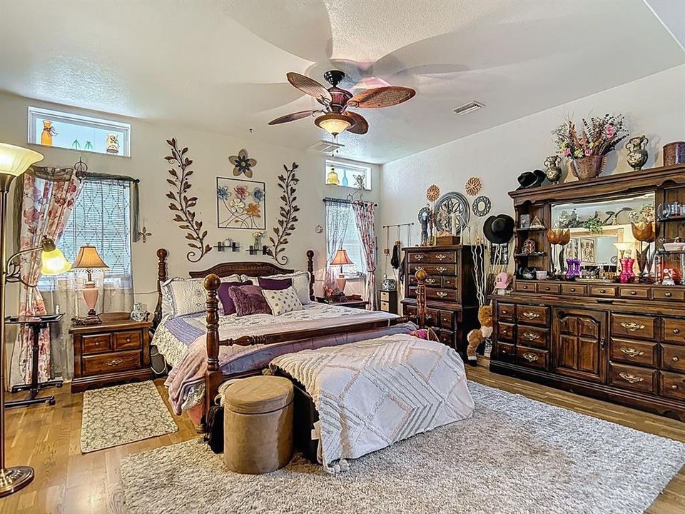 Activo con contrato: $569,900 (3 camas, 3 baños, 2912 Pies cuadrados)