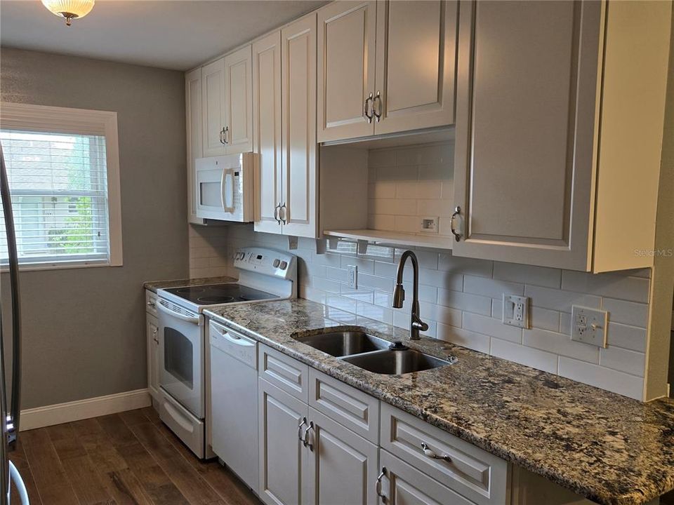 待售: $156,995 (2 贝兹, 2 浴室, 985 平方英尺)