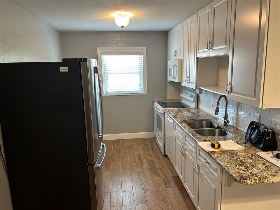 待售: $156,995 (2 贝兹, 2 浴室, 985 平方英尺)