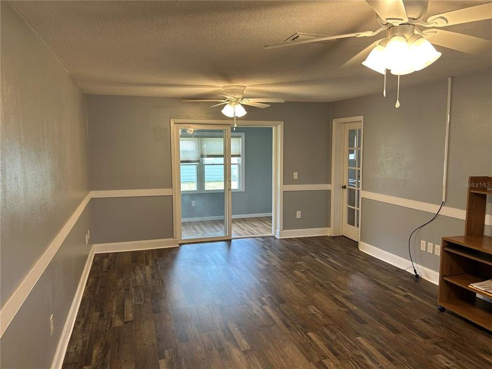 待售: $156,995 (2 贝兹, 2 浴室, 985 平方英尺)