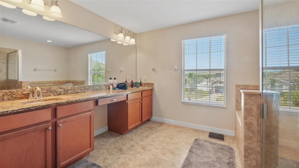 Activo con contrato: $499,000 (5 camas, 3 baños, 3711 Pies cuadrados)