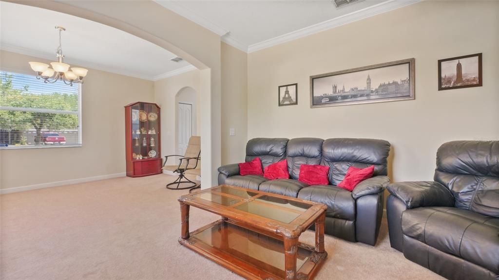 Activo con contrato: $499,000 (5 camas, 3 baños, 3711 Pies cuadrados)