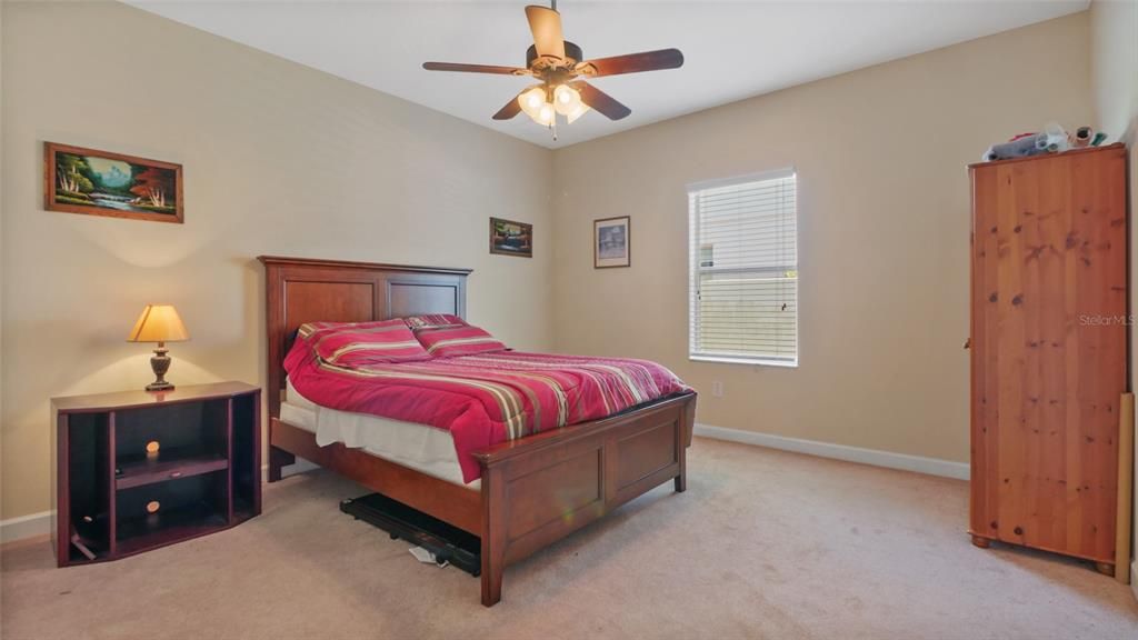 Activo con contrato: $499,000 (5 camas, 3 baños, 3711 Pies cuadrados)