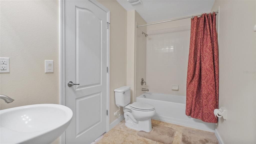 Activo con contrato: $499,000 (5 camas, 3 baños, 3711 Pies cuadrados)