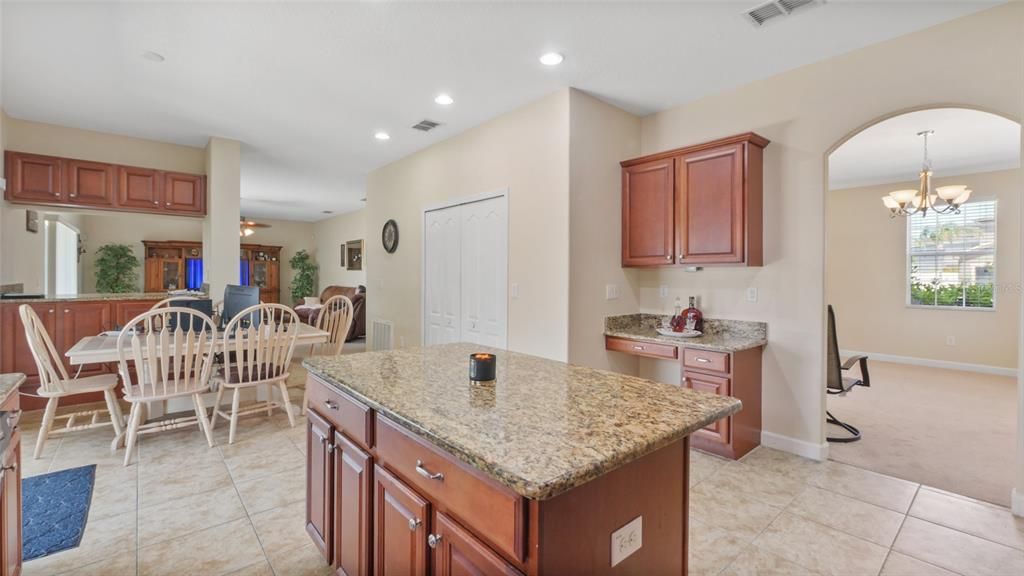 Activo con contrato: $499,000 (5 camas, 3 baños, 3711 Pies cuadrados)