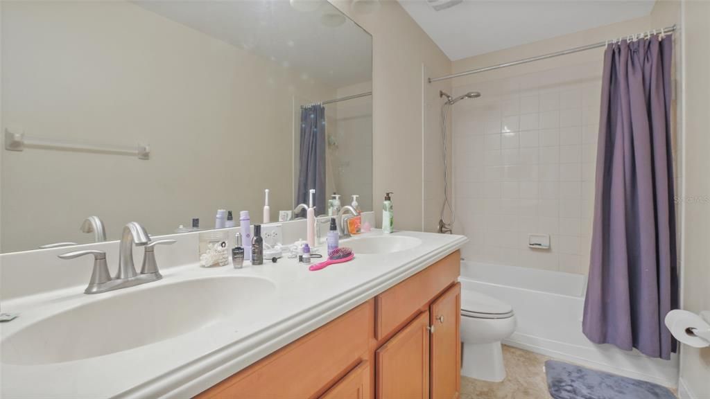 Activo con contrato: $499,000 (5 camas, 3 baños, 3711 Pies cuadrados)