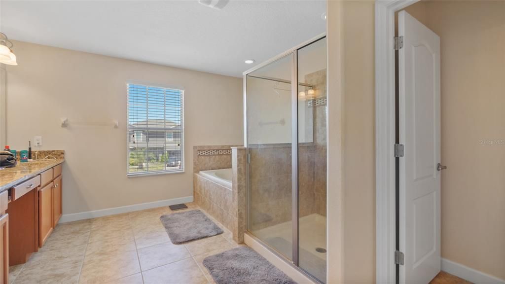 Activo con contrato: $499,000 (5 camas, 3 baños, 3711 Pies cuadrados)