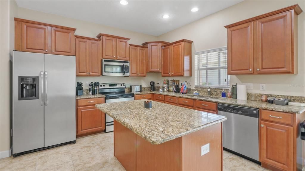 Activo con contrato: $499,000 (5 camas, 3 baños, 3711 Pies cuadrados)