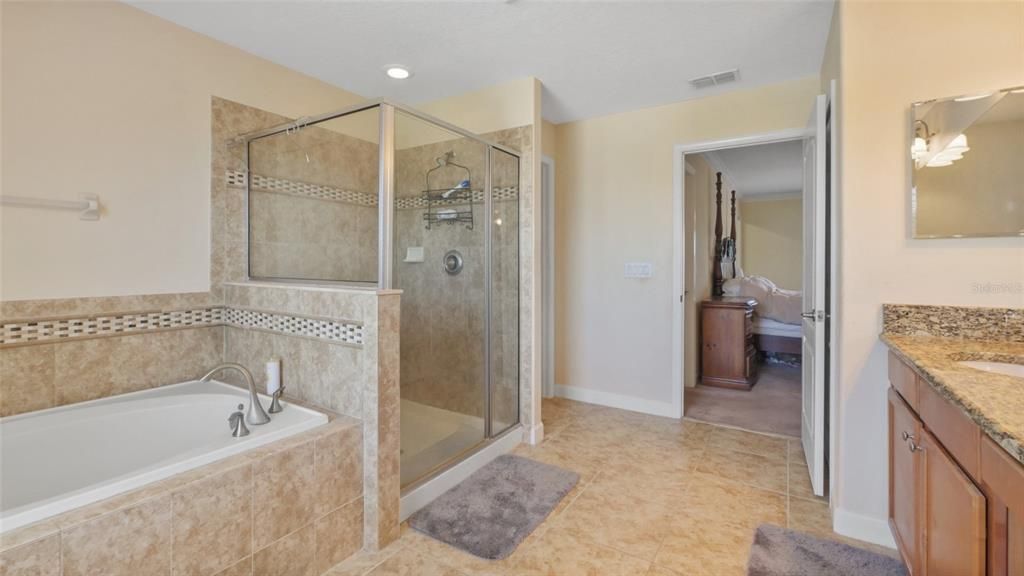 Activo con contrato: $499,000 (5 camas, 3 baños, 3711 Pies cuadrados)