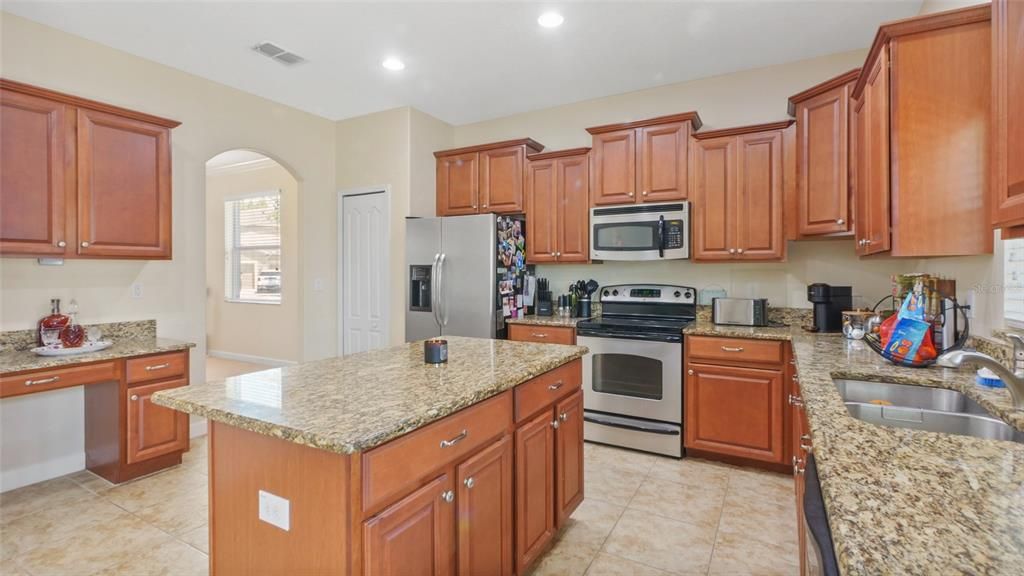 Activo con contrato: $499,000 (5 camas, 3 baños, 3711 Pies cuadrados)