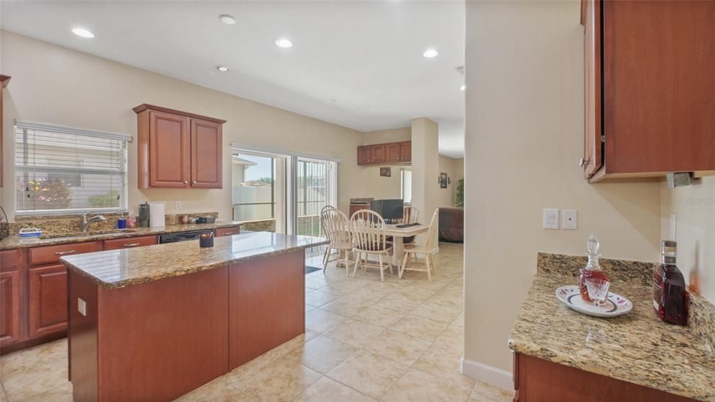 Activo con contrato: $499,000 (5 camas, 3 baños, 3711 Pies cuadrados)