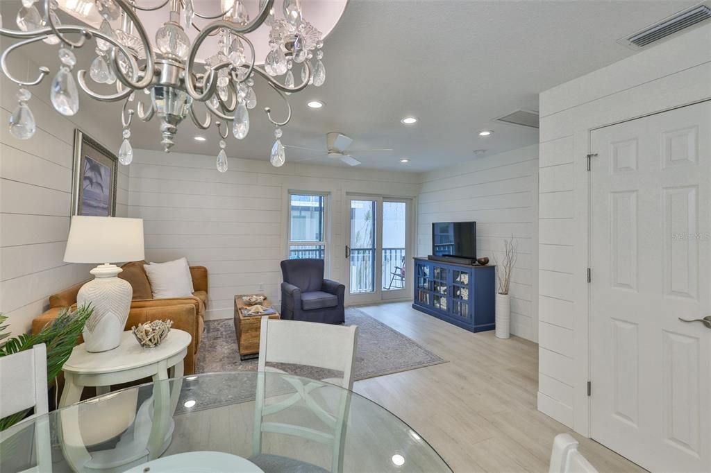 На продажу: $447,895 (2 спален, 1 ванн, 825 Квадратных фут)