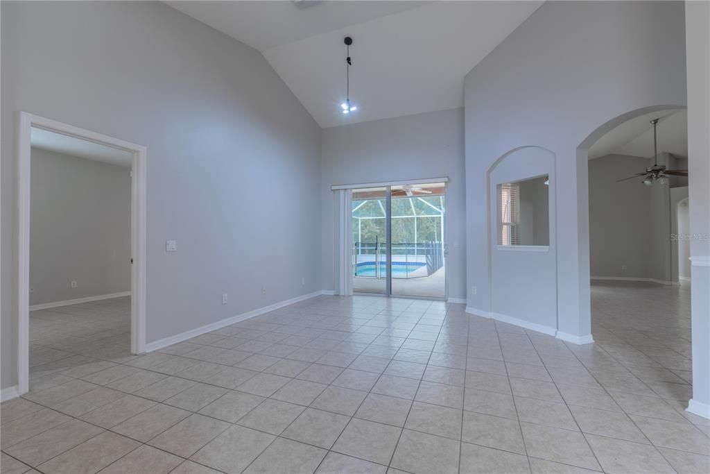 合同活跃: $2,650 (4 贝兹, 3 浴室, 2310 平方英尺)