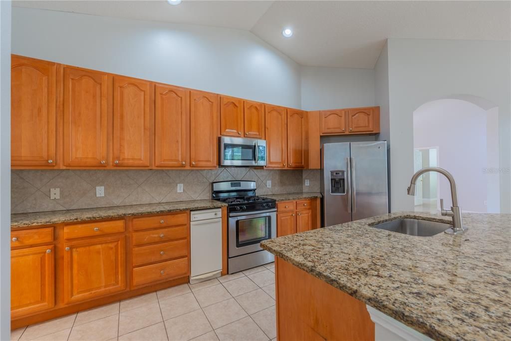 合同活跃: $2,650 (4 贝兹, 3 浴室, 2310 平方英尺)