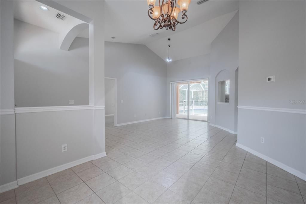 合同活跃: $2,650 (4 贝兹, 3 浴室, 2310 平方英尺)