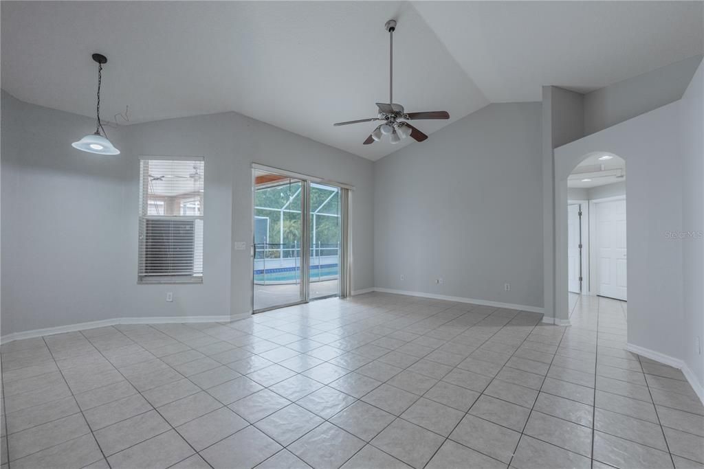 合同活跃: $2,650 (4 贝兹, 3 浴室, 2310 平方英尺)