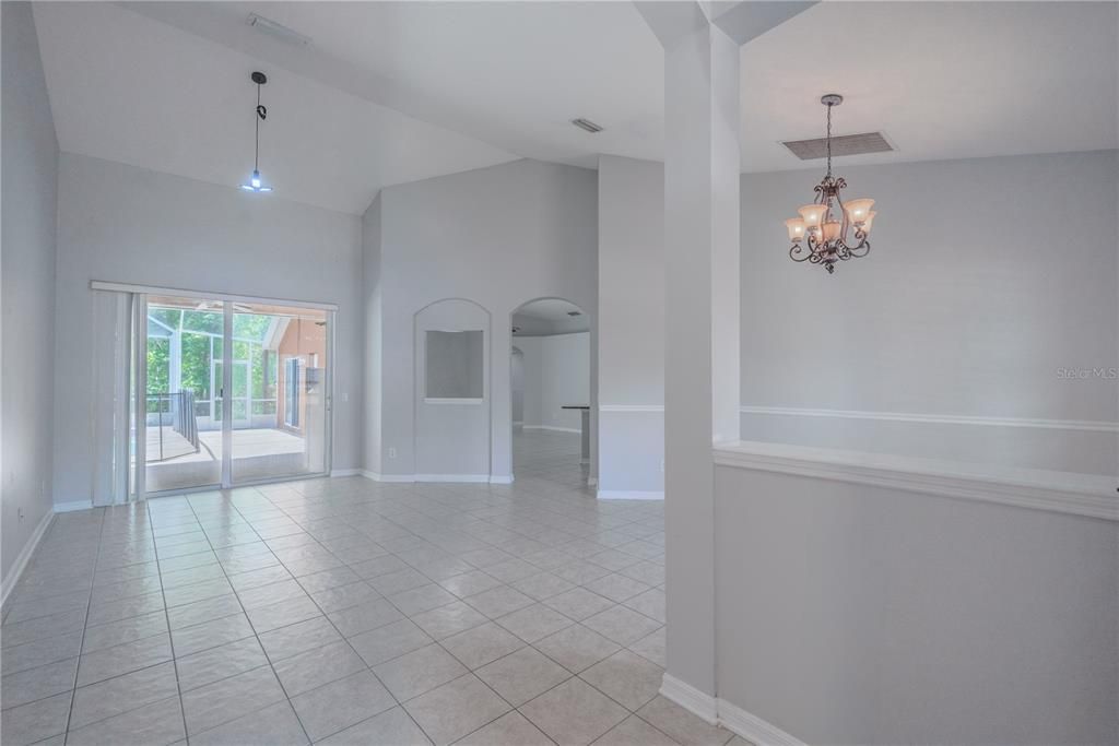 合同活跃: $2,650 (4 贝兹, 3 浴室, 2310 平方英尺)