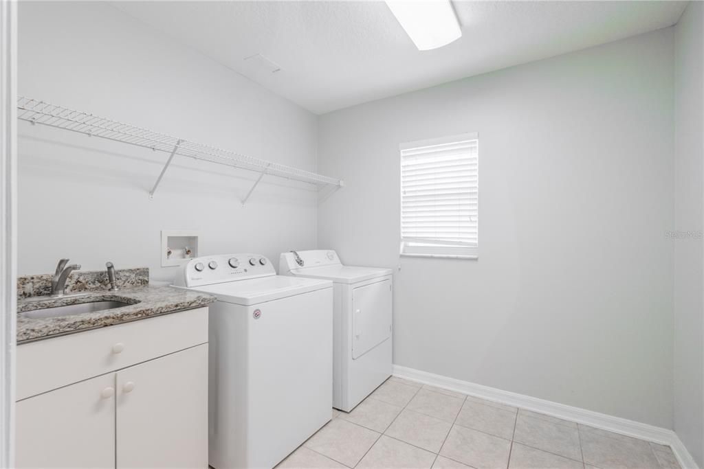 合同活跃: $2,650 (4 贝兹, 3 浴室, 2310 平方英尺)