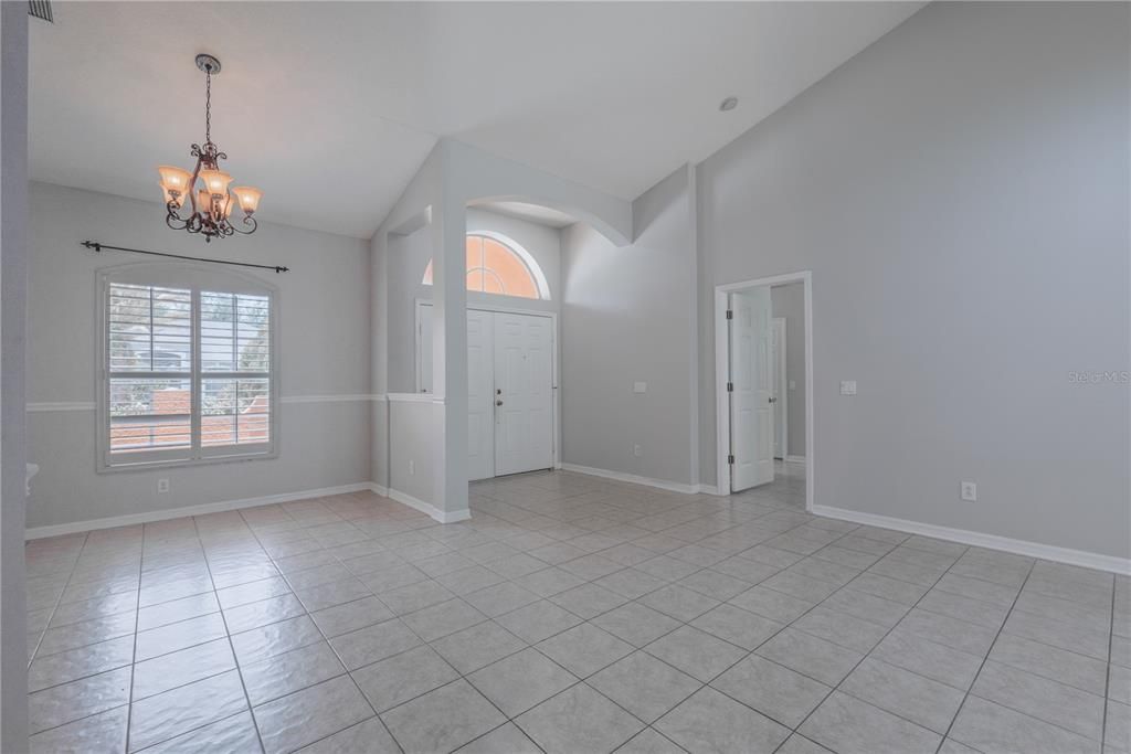 合同活跃: $2,650 (4 贝兹, 3 浴室, 2310 平方英尺)