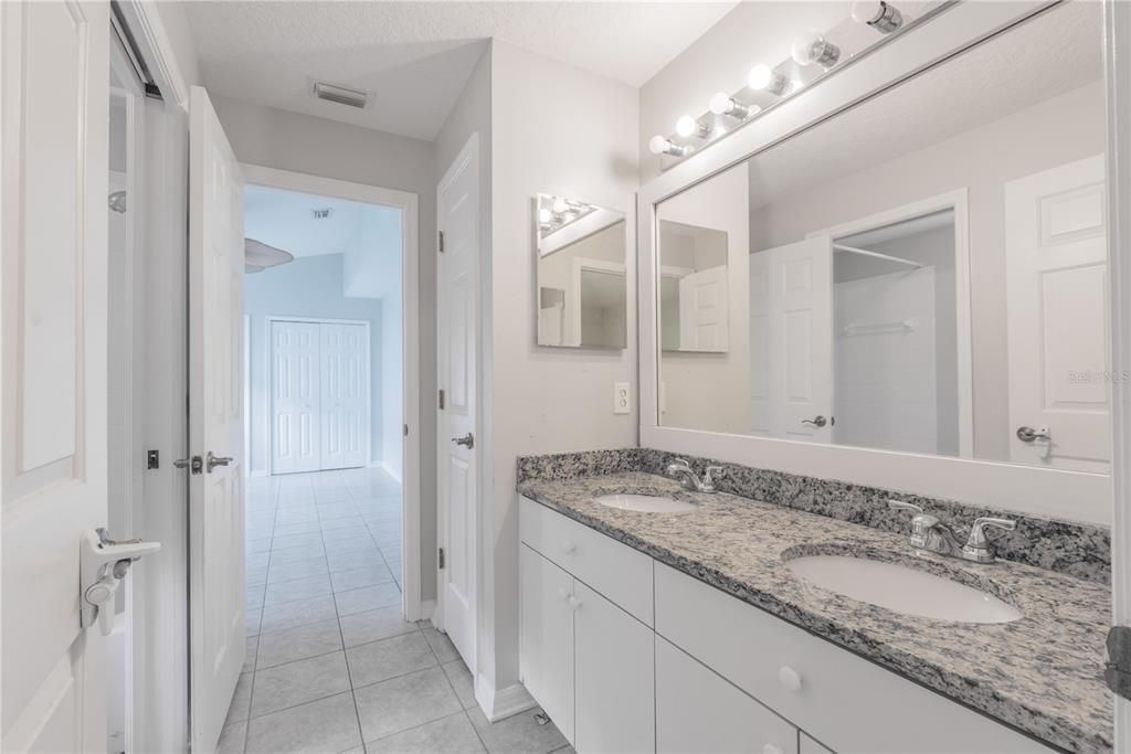 合同活跃: $2,650 (4 贝兹, 3 浴室, 2310 平方英尺)