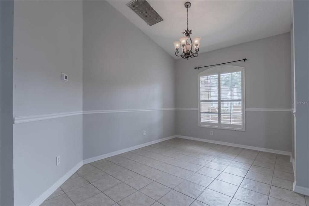 合同活跃: $2,650 (4 贝兹, 3 浴室, 2310 平方英尺)