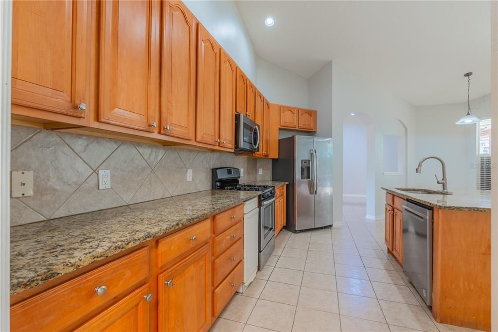 合同活跃: $2,650 (4 贝兹, 3 浴室, 2310 平方英尺)