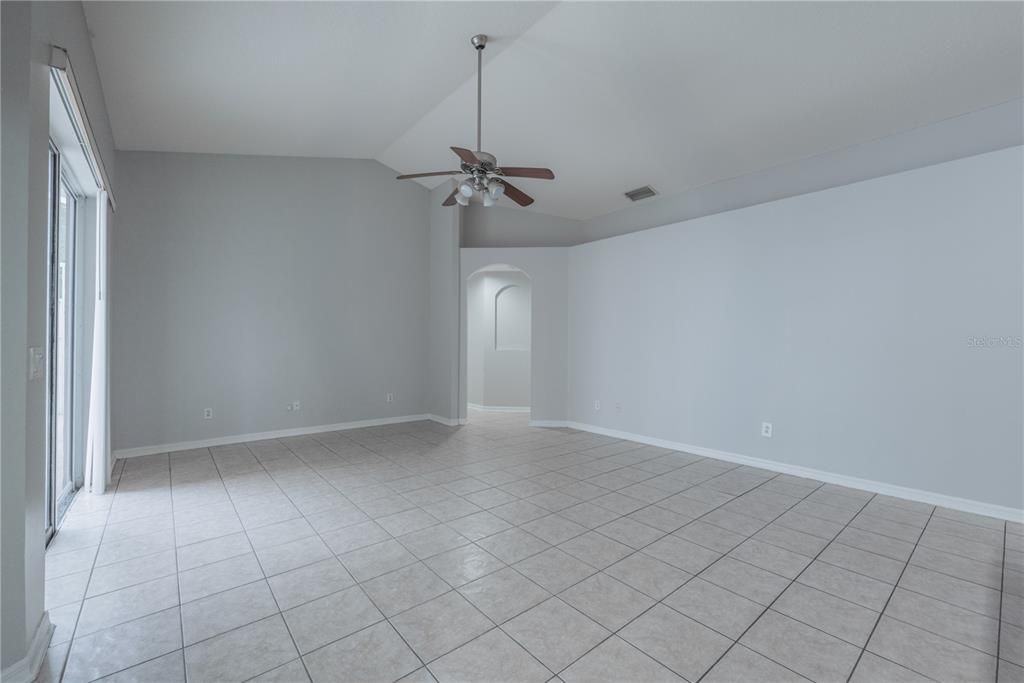 合同活跃: $2,650 (4 贝兹, 3 浴室, 2310 平方英尺)