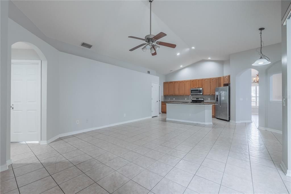 合同活跃: $2,650 (4 贝兹, 3 浴室, 2310 平方英尺)